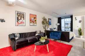 Feel like a MOVIE STAR in N Hollywood Apt Free Parking and Wifi